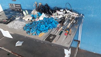Agentes penitenciários encontram 35 celulares, armas e drogas em celas da PCE