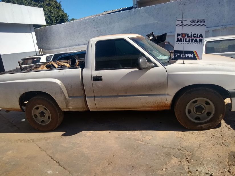 Homem é preso com mais de R$ 30 mil em cheques e caminhonete furtada do ex-patrão