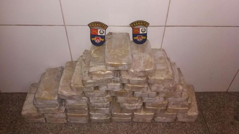 Ao atender capotamento, polícia apreende 50kg de cocaína em rodovia estadual