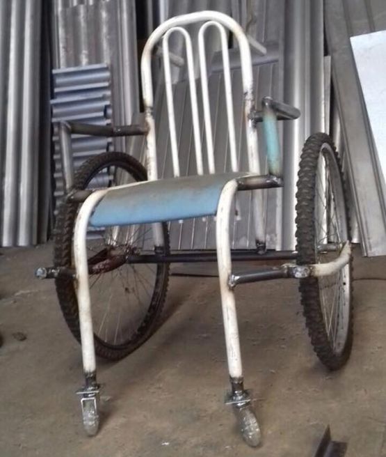 Projeto transforma bicicletas apreendias em cadeira de rodas em Água Boa