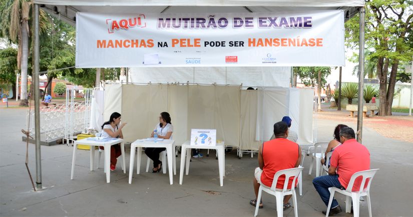 Alunos de medicina da UFMT promovem mutirão da Hanseníase na Praça Brasil