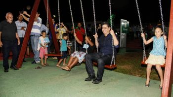 Prefeito entrega praça no bairro Coophamil e homenageia radialista