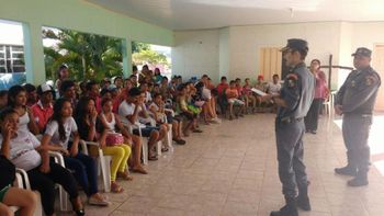 Crianças e adolescentes de Centro Social de Nobres assistem palestra sobre prevenção às drogas