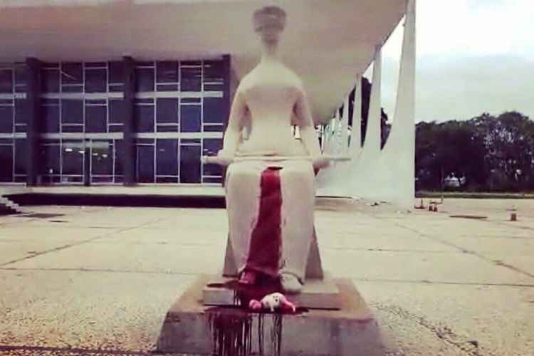 Estátua da Justiça sofre ataque após decisão do STF sobre aborto