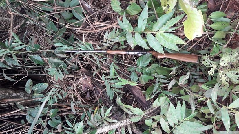 Homem joga espingarda na mata e foge ao perceber viatura da Polícia Ambiental