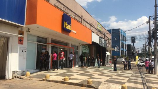 Homem reage a assalto e acaba sendo baleado na porta de agência do Itaú 