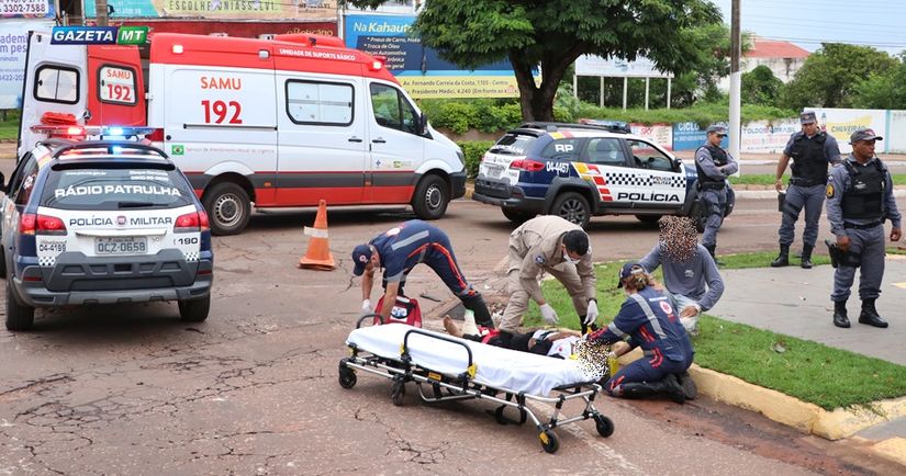 Senhora em motocicleta é atingida por carro na Avenida Lions