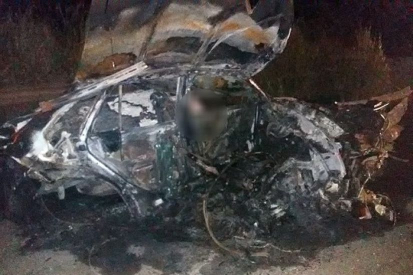 Carro bate em ponte, pega fogo e duas pessoas morrem na MT-208