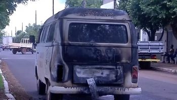 Kombi que transportava cadeirante para hospital pega fogo no meio da rua
