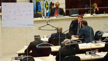 Aprovados no Concurso Público decoram o Plenário e protestam