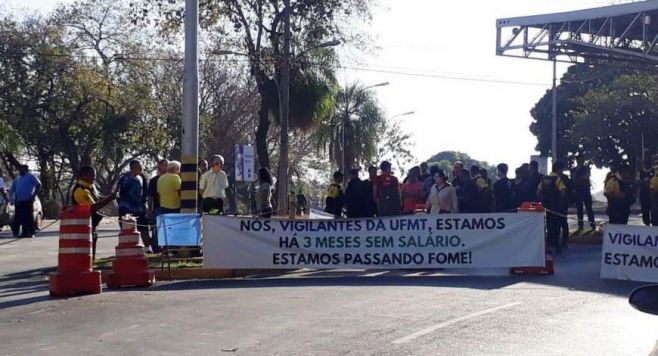 Vigilantes da UFMT fecham guarita em protesto por falta de pagamentos 