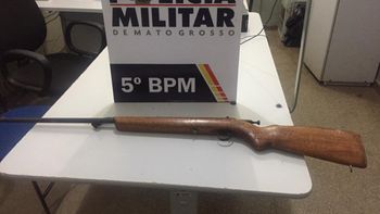 Homem cai com arma e tiro atinge a própria virilha 