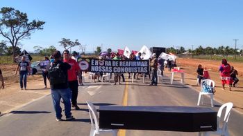 Professores em greve interditam BR 364 próximo à Cuiabá