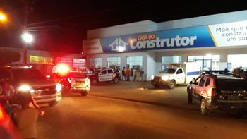 Assaltante é morto a tiros após vítima reagir a roubo; comparsa é detido 