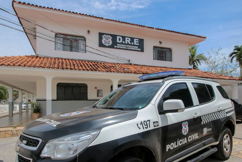 Jovem é preso ao fazer imagens de viaturas e de delegacia