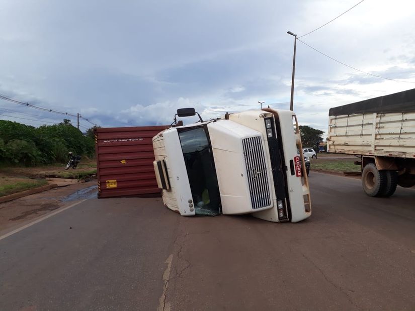 Carreta carregada com caroço de algodão tomba em rotatória da BR-163