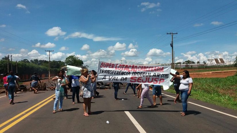 Mulheres fecham MT-130 em apoio a reivindicações de reeducandos