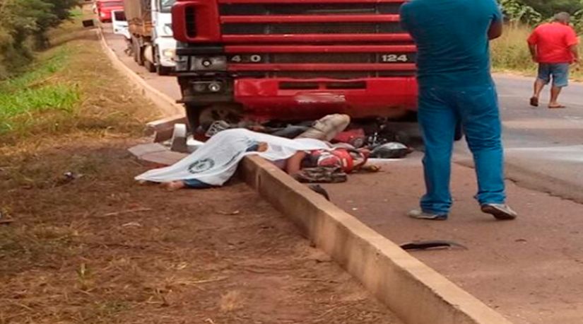 Casal em motocicleta morre após ser atingido por carreta