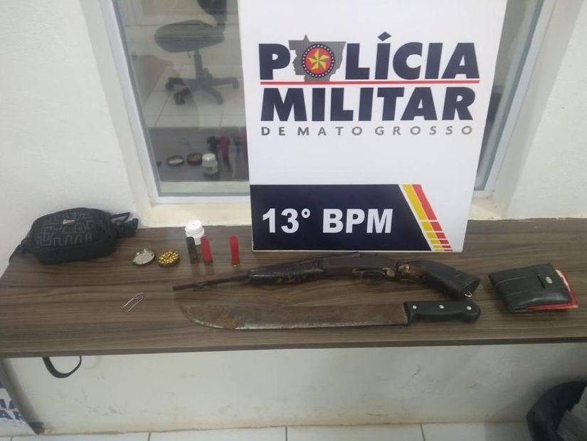 Homem é preso após invadir casa de vizinhos com arma de fogo e facão