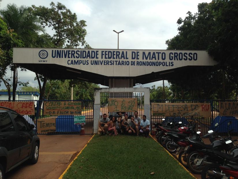 Alunos da UFMT realizam protesto contra aumento no preço das refeições no Restaurante Universitário