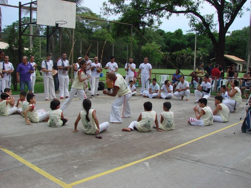 Crianças participam de batizado e troca de cordas de Capoeira 