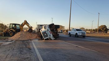 Carreta carregada com cavaco tomba em trevo de Rondonópolis