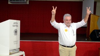 Na companhia da família, Percival Muniz registra voto na urna