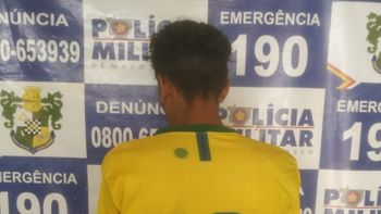 Figurinha da Polícia é detida por populares ao tentar adquirir mercadoria sem pagar