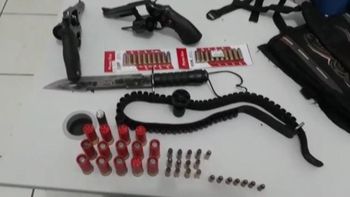 Acusado de homicídio e de tentativa é preso com armas e munições