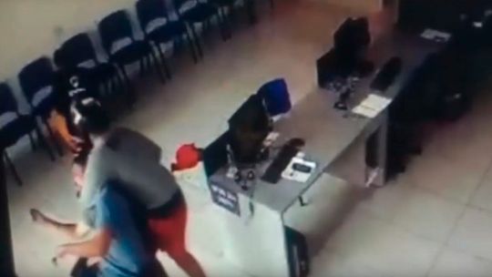 [Vídeo] Assaltante imobiliza vítima com 'mata-leão' durante roubo em Rondonópolis
