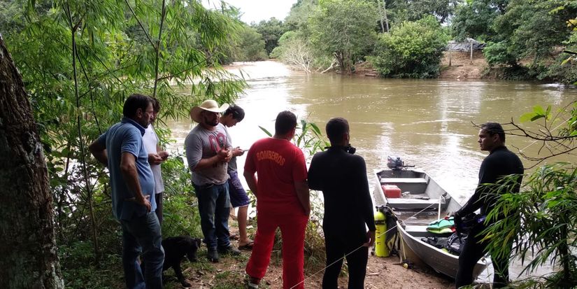 Bombeiros buscam por jovem que se afogou durante travessia de rio 