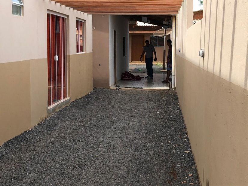 Jovem é assassinada com três tiros dentro de casa; namorado é suspeito do crime 