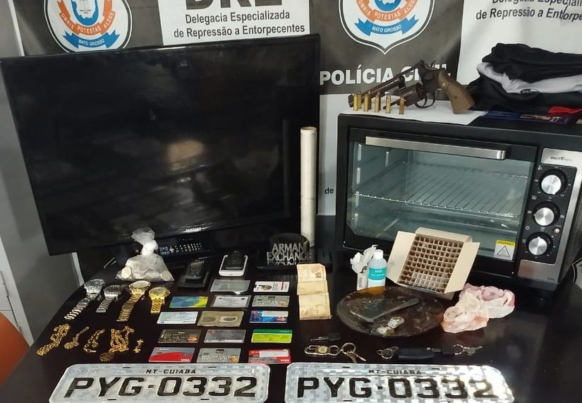 Dois são presos com carro roubado durante investigações de tráfico