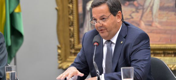 Relator lê parecer de denúncia contra Temer na CCJ da Câmara