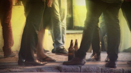 Uso abusivo de bebida alcoólica teve aumento maior entre mulheres do que homens, diz levantamento