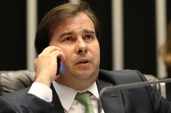 Rodrigo Maia anuncia que PECs podem tramitar na Câmara durante intervenção no RJ