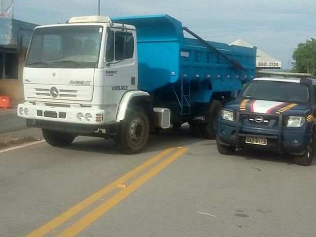PRF recupera um dos quatro caminhões roubados em Várzea Grande