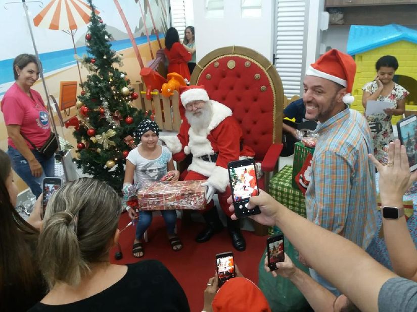 Papai Noel da Arena Encantada visita pacientes do Hospital Estadual Santa Casa