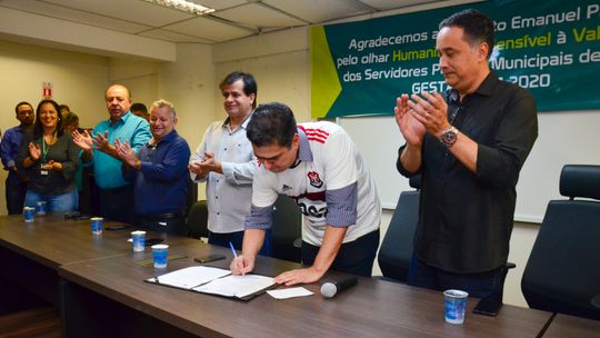Prefeito sanciona lei que concede aumento salarial aos servidores da área administrativa