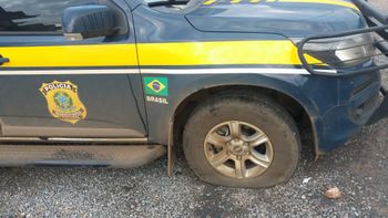 PRF troca tiros com bandidos, recupera veículo roubado e suspeitos fogem 