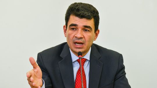 Tido como estrela, secretário sai ofuscado