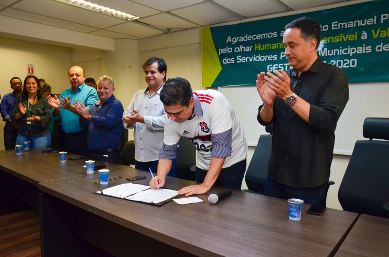Prefeito sanciona lei que concede aumento salarial aos servidores da área administrativa
