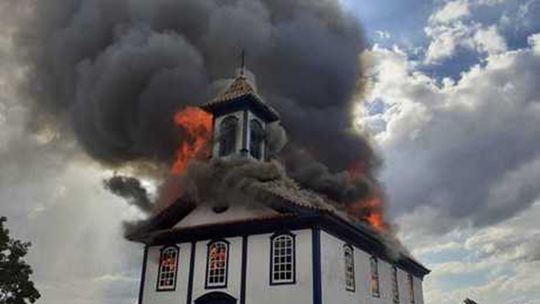 Histórica capela de Santa Rita de Cássia pega fogo em MG