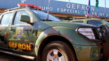 Dois suspeitos são presos com fuzil e motocicleta roubada na fronteira