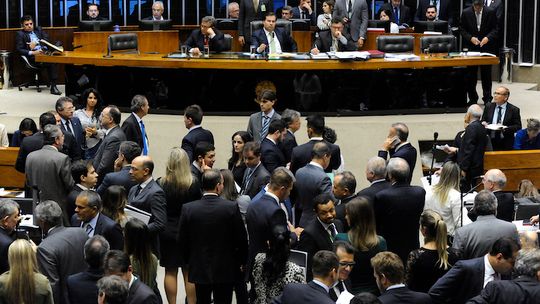 Câmara vota financiamento durante madrugada para tentar aplicar em 2018