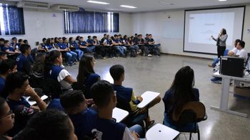 Jovens aprendizes participam de palestra sobre direitos LGBTI