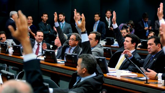 Câmara aprova em segundo turno PEC que limita gastos públicos por 20 anos