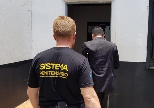 Advogado tenta entrar com celular na cadeia e acaba preso 