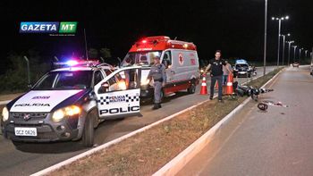 Motoqueiro morre após perder o controle e bater em poste