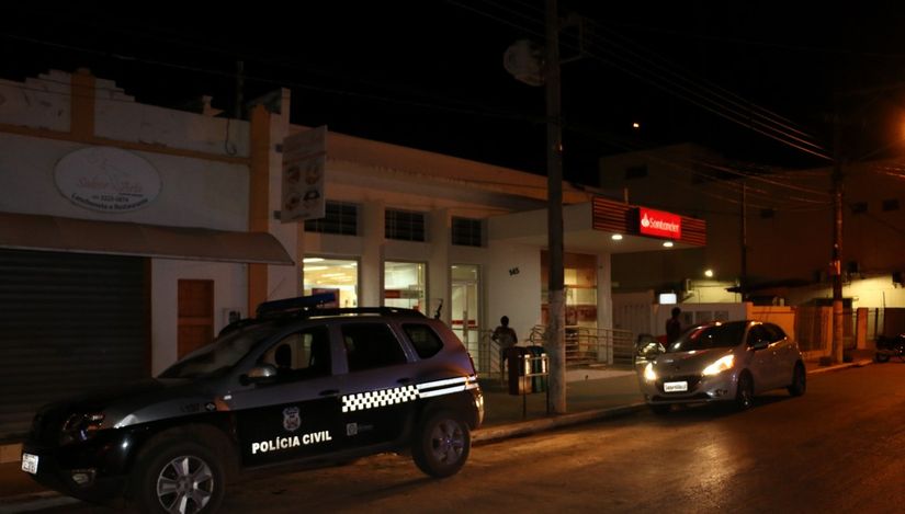Trio invade agência pelo telhado, rendem funcionários e fogem com dinheiro do cofre